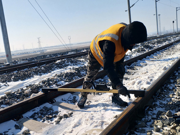 哈佳鐵路選用我司數顯軌距尺